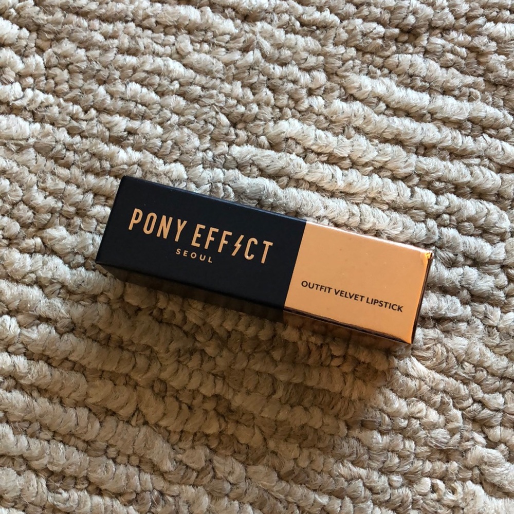 Pony Effect outfit velvet lipstick